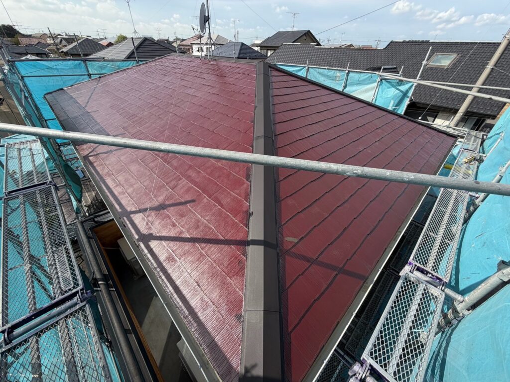 屋根下塗り（大屋根、完了）<br />
※ツヤツヤに仕上がっていますので下塗りがしっかりと効いています。